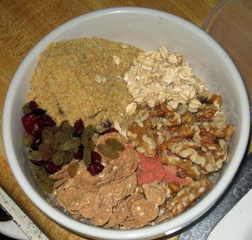 Breakfast: rolled organic oats; wholegrain organic flakes; dried cranberries and raisins; ground organic flax seeds; Gary Null’s Red Stuff powder; rice milk Breakfast: rolled organic oats; wholegrain organic flakes; dried cranberries and raisins; ground organic flax seeds; Gary Null’s Red Stuff powder; rice milk